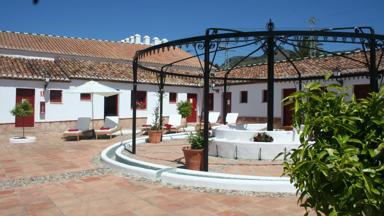 Spanje_Pizarra_Cortijo_Del_Arte_Tuin_Ligbedjes