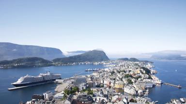 Noorwegen_more-og-romsdal_Alesund_haven_baai_cruiseschip_shutterstock