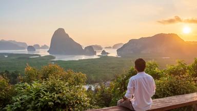 thailand_phuket_phang-nga-bay_samet-nang-she-uitzichtpunt_man_shutterstock_2116522451