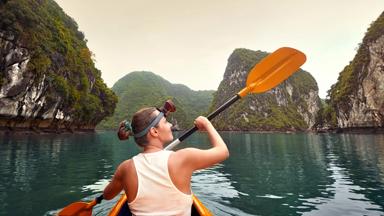 vietnam_halong-bay_kajak_vrouw_karst-mountains_shutterstock_695118532.jpg