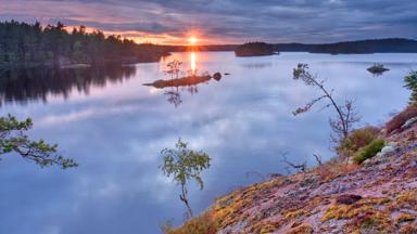 zweden_orebro_tiveden-naitonaal-park_stora-trehorningen-meer_meer_zonsondergang_GettyImages-1027629446