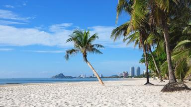 thailand_hua-hin_strand_zee_palmboom_wolkenkrabbers_shutterstock_286142051