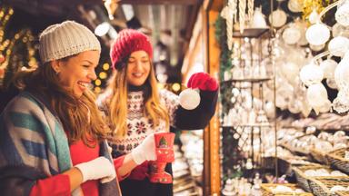 algemeen_kerstmarkten_kraam_vrouwen_GettyImages-850832922