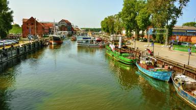 litouwen_klaipeda_neman-rivier_boten_haven_kade_GettyImages-709120889