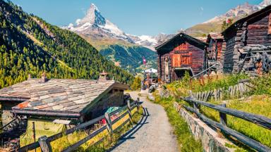 zwitserland_wallis_zermatt_matterhorn_dorp_huizen_wandelpad_bergen_shutterstock_778242052