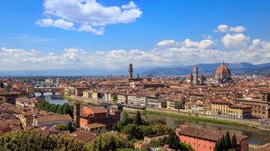 italie_toscane_florence_duomo_rivier_arno_brug_ponte-vecchio_GettyImages-1253949178