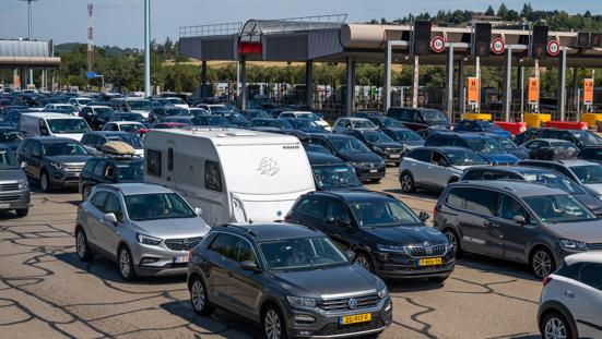 File, verkeersdrukte bij tolstation.
