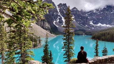 canada_alberta_banff_moraine-lake_valley-of-the-ten-peaks_meer_vrouw_uitzicht_w