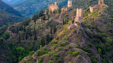 frankrijk_achterland_languedoc_lastours_berg_boom_ruine_getty