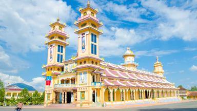 vietnam_tay-ninh_cao-dai-tempel_shutterstock_381491599.jpg