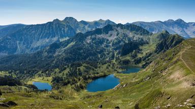 wandelrondreis_frankrijk_occitanie_pyreneeen_bergmeer_shutterstock