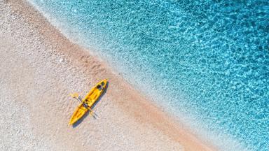 kroatie_dalmatie_adriatsche-zee_strand_kajak_zeekajak_shutterstock_1760551910