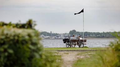 hotel_nederland_kamperland_rcn-vakantiepark-de-schotsman_veerse-meer_fietsen_bankje_uitzicht