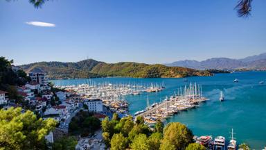 turkije_fethiye_haven_bootjes_zee_heuvels_shutterstock_793047493