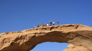 jordanie_wadi rum_groepsfoto op natural bridge_w