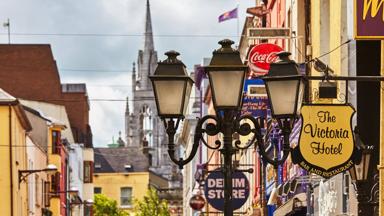 ierland_cork_straat_lantaarn_doorkijk_dak_reclamebord_kerk_getty