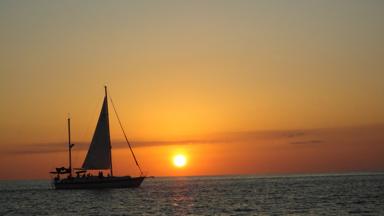 costa-rica_algemeen_zonsondergang_zee_zeilboot_w