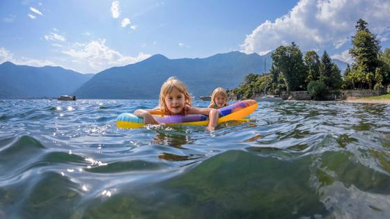 italie_piemonte_lago-maggiore_meer_kind_meisje_zwemmen_familie_gezin_shutterstock_1037570494