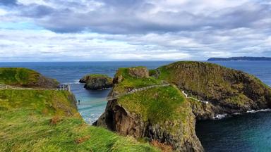 noord-ierland_antrim_ballintoy_carrick-a-rede_rope-bridge_brug_mensen_kliffen_zee_uitzicht