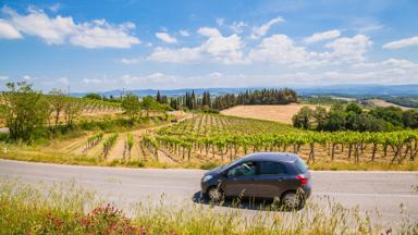 italie_toscane_san-gimignano_auto_onderweg_wijngaard_weg_uitzicht_getty