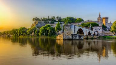 frankrijk_provence_avignon_halve-brug_rivier_zonsopkomst_getty-927065972