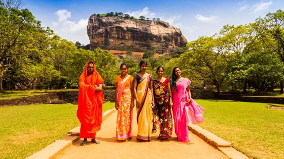 sri lanka_sigiriya_leeuwenrots_rots_mensen_vrouw_monnik_journalist