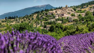 frankrijk_provence-alpes_gordes_dorp_lavendel_bergen_GettyImages-966738872