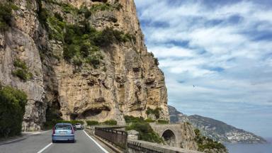 italie_campanie_amalfi_amalfikust_strada-statale-163_weg-van-duizend-bochten_auto