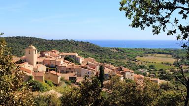 frankrijk_provence-alpes-côte-d-azur_ramatuelle_provence_heuvel_zee_dorp_zon_shutterstock