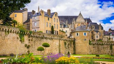 frankrijk_bretagne_vannes_stadsmuren_binnentuin_bloemen_getty