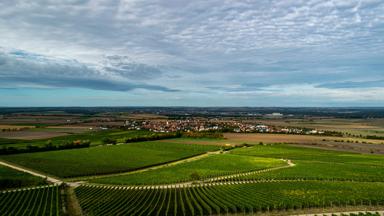 duitsland_beieren_kitzingen_mainvallei_wijngaard_dorp_GettyImages-1206018744