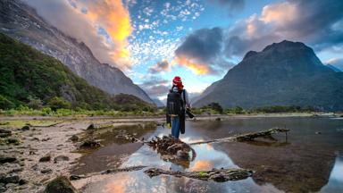 nieuw-zeeland_milford-sound_national-park-milford_vrouw_berg_getty