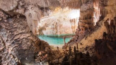 spanje_mallorca_porto-cristo_grot_drakengrot_stalactiet_stalagmiet_doorkijk_water_grotmeer_getty