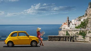 italie_campanie_atrani_vrouw_amalfikust_auto_GettyImages-1146363338