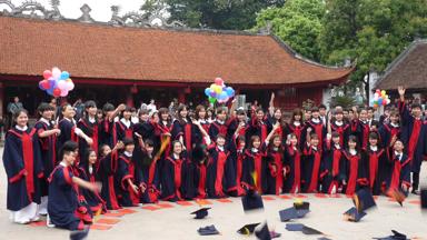 vietnam_hanoi_literatuurtempel_studenten_f.JPG