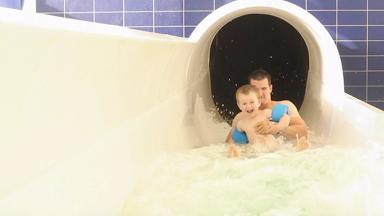denemarken_jutland_grasten_enjoy-resorts-marina-fiskenaes_zwembad-glijbaan-vader-kind_h