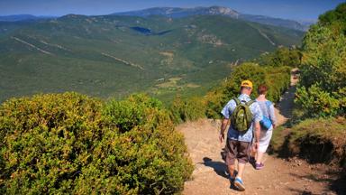 wandelrondreis_frankrijk_occitanie_pyreneeen_wandelaars_katharenpad_bij_peyrepertuse_crt_occitanie_copyright_g_deschamps