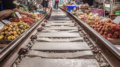 thailand_bangkok_maeklong-treinmarkt_spoor_fruitstalletjes_b.jpg