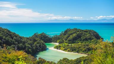 nieuw-zeeland_zuidereiland_abel-tasman-national-park_uitzicht_blauwe-zee_bos_strand_boot