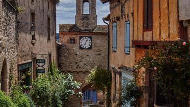 frankrijk_midi-pyreneeen_cordessurciel_poort_straatbeeld_getty