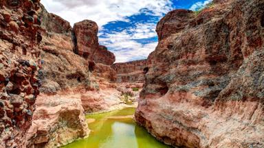 namibie_namibwoestijn_sossusvlei_sesriem_tsachab-rivier_kloof_rotsen_shutterstock