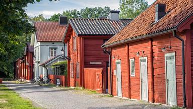 zweden_orebro_wadkoping_historisch-traditionele-huisjes_rode-huizen_fietsen_bomen_shutterstock
