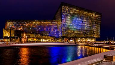 ijsland_reykjavik_harpa-concertgebouw_avond-buitenkant_getty