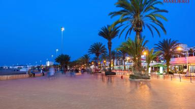 marokko_souss-massa_agadir_boulevard_avond_schemering_mens_b met logo Marokkaans VB