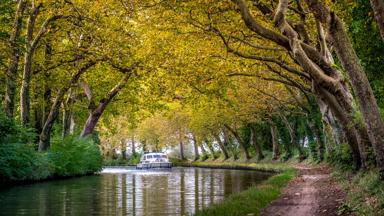 frankrijk_languedoc-roussillon_canal-du-midi_kanaal_water_rivier_bomen_boot_boottocht_pad_shutterstock_1535104409