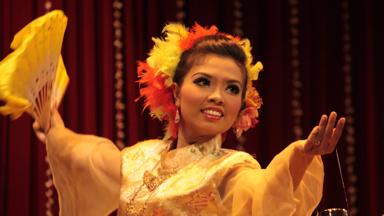 maleisie_west-maleisie_kuala-lumpur_show_local_vrouw_dansen_2_w