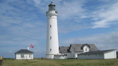 denemarken_noord-jutland_hirtshals_vuurtoren_deense-vlag_pixabay