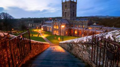 groot-brittannie_wales_pembrokeshire_st-davids-cathederal_kathedraal_avond_sfeerlicht_trap_hek_lantaarn_getty
