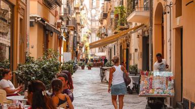 italie_sicilie_palermo_straat_terras_vrouw_gekleurd-huis_kerk_denilo-vieira_unsplash.jpg