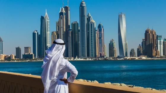 verenigde-arabische-emiraten_dubai_skyline_uitzicht_haven_wolkenkrabbers_local_man_b